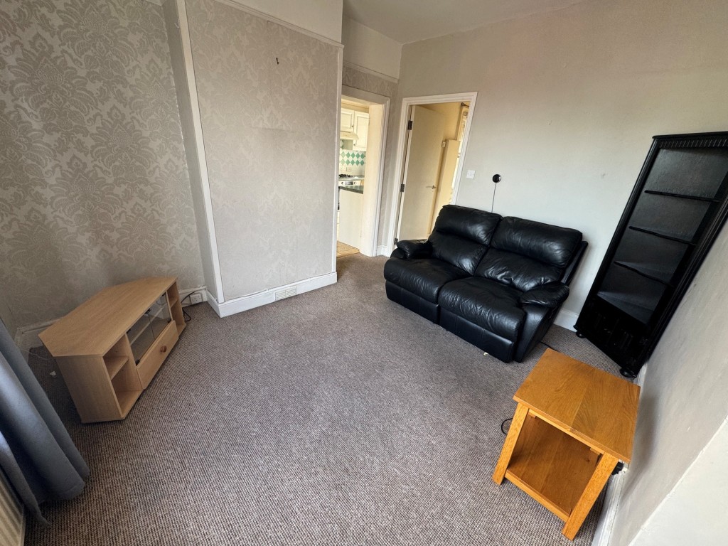 Lot: 85 - TWO FLATS CLOSE TO DEAL SEAFRONT, PIER AND TOWN CENTRE - First floor flat - living room